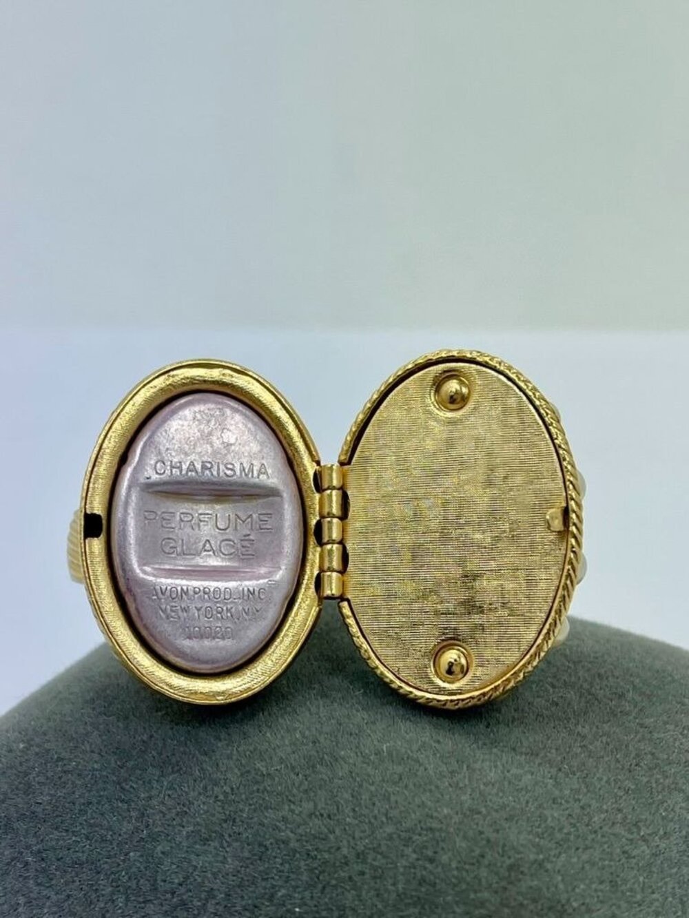 Vintage 70s Avon Ring of Pearls Charisma Perfume Locket Ring Size 5 Retro Gold - Picture 5 of 7